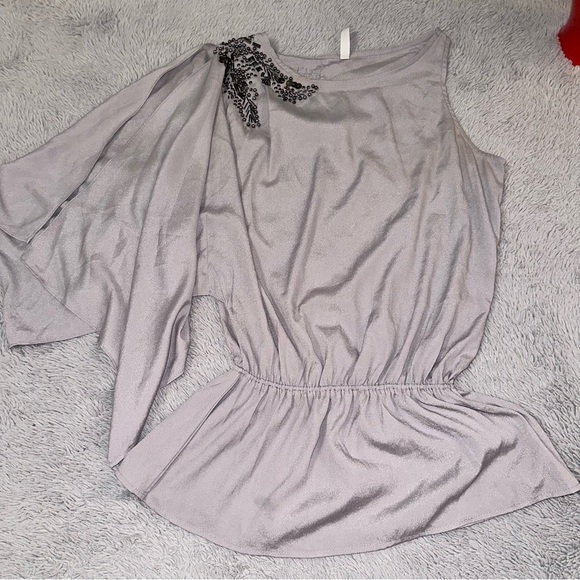 One sleeve beaded top - Picture 4 of 12